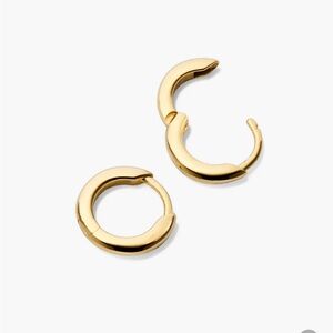 Mejuri small huggie hoops. 

Gold vermeil.  Like new condition.